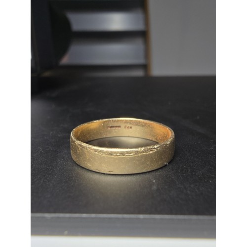 261 - Hallmarked 9ct Yellow Gold Plain Band Wedding Ring. Weight of 2.5 grams - Size P, good clean conditi... 