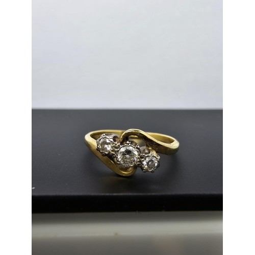 269 - 18ct Yellow Gold 3x stone ring inset with 3x Diamonds mounted in Platinum which are sparkly and live... 