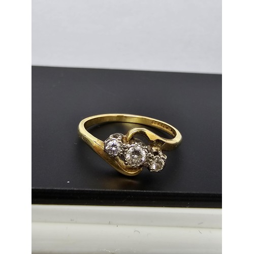 269 - 18ct Yellow Gold 3x stone ring inset with 3x Diamonds mounted in Platinum which are sparkly and live... 