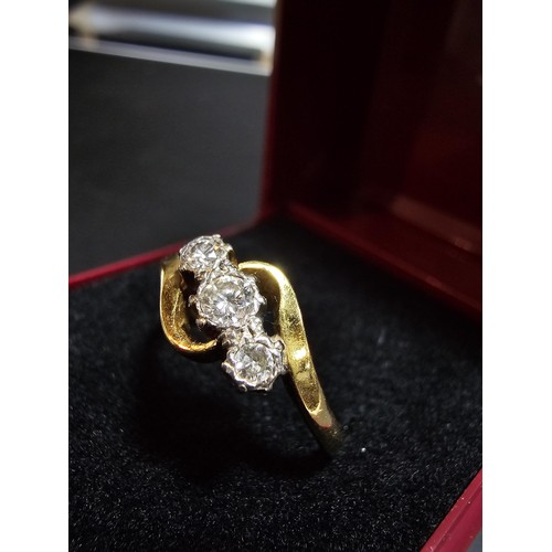 269 - 18ct Yellow Gold 3x stone ring inset with 3x Diamonds mounted in Platinum which are sparkly and live... 