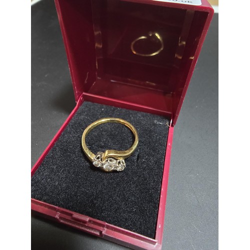 269 - 18ct Yellow Gold 3x stone ring inset with 3x Diamonds mounted in Platinum which are sparkly and live... 