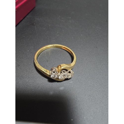 269 - 18ct Yellow Gold 3x stone ring inset with 3x Diamonds mounted in Platinum which are sparkly and live... 