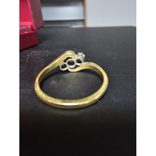 269 - 18ct Yellow Gold 3x stone ring inset with 3x Diamonds mounted in Platinum which are sparkly and live... 