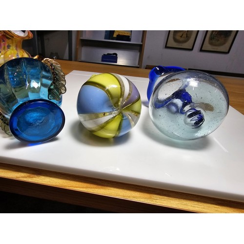 218 - 5x good quality art glass pieces to include a stunning blue ribbed glass vase with amber glass handl... 