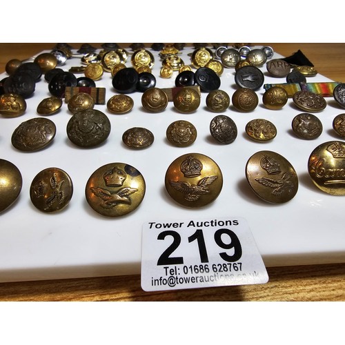 219 - Large suite of various military buttons from various regiments, please study photos for more details... 