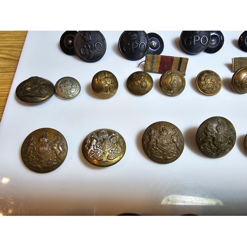 219 - Large suite of various military buttons from various regiments, please study photos for more details... 