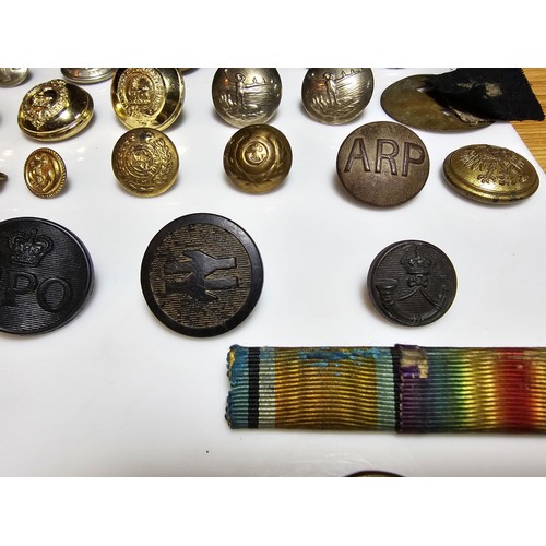 219 - Large suite of various military buttons from various regiments, please study photos for more details... 