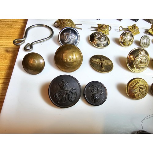 219 - Large suite of various military buttons from various regiments, please study photos for more details... 