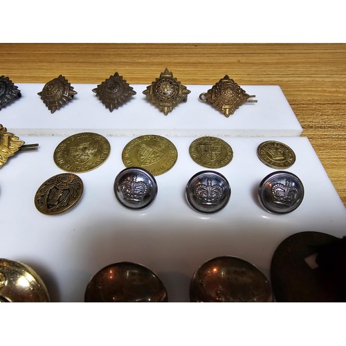 219 - Large suite of various military buttons from various regiments, please study photos for more details... 