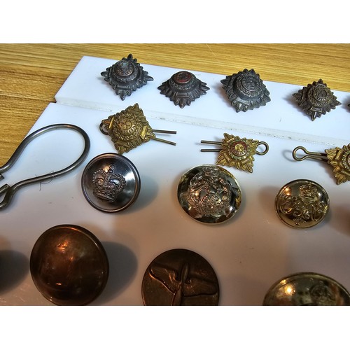 219 - Large suite of various military buttons from various regiments, please study photos for more details... 