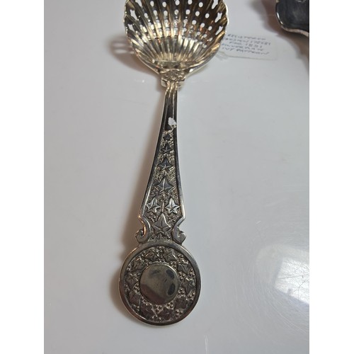 223 - Qty of antique collectables to inc an ornate Edwardian sifter spoon with an ivy pattern, a kings pat... 