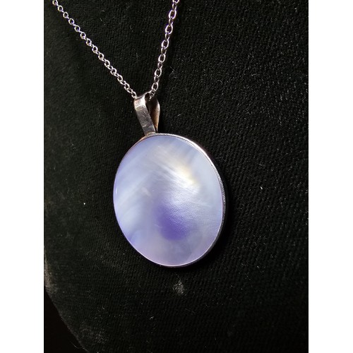 232 - Stunning 925 silver pendant inset with blue/purple Mother of pearl present excellent flashing colour... 