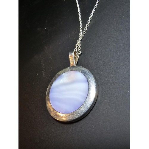 232 - Stunning 925 silver pendant inset with blue/purple Mother of pearl present excellent flashing colour... 