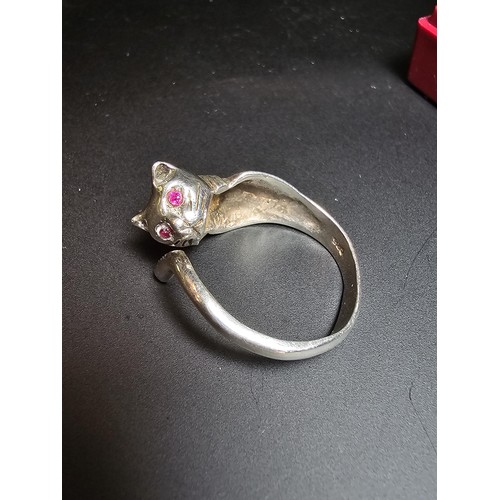 250 - Vintage Pretty 925 silver cat formed ring, featuring genuine ruby stones for the eyes, display very ... 