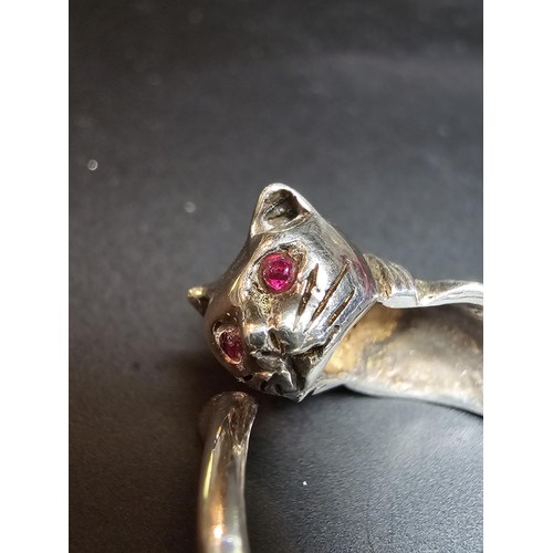 250 - Vintage Pretty 925 silver cat formed ring, featuring genuine ruby stones for the eyes, display very ... 