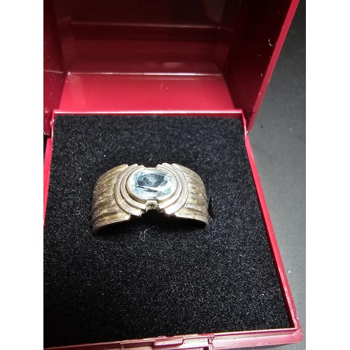 251 - good quality vintage 925 silver ring inset with a faceted blue topaz stone, in good clean condition ... 