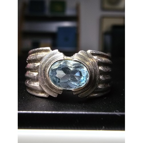 251 - good quality vintage 925 silver ring inset with a faceted blue topaz stone, in good clean condition ... 