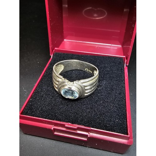 251 - good quality vintage 925 silver ring inset with a faceted blue topaz stone, in good clean condition ... 