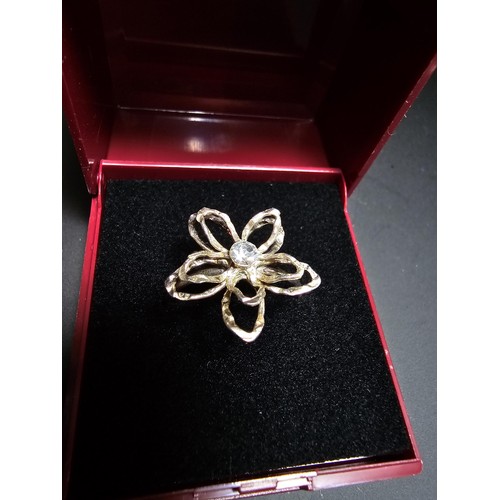 254 - Pretty 925 silver flower formed ring inset with a crystal cz stone, in good clean condition boxed si... 