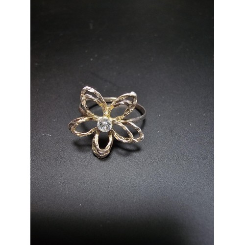 254 - Pretty 925 silver flower formed ring inset with a crystal cz stone, in good clean condition boxed si... 