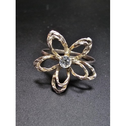 254 - Pretty 925 silver flower formed ring inset with a crystal cz stone, in good clean condition boxed si... 