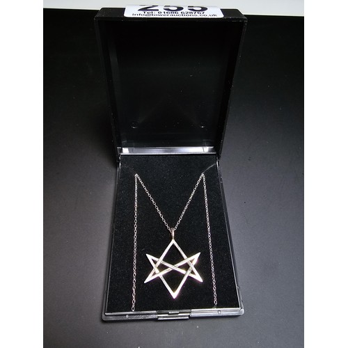 255 - 925 silver pendant in the form of a hexagram set on a 18