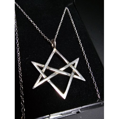 255 - 925 silver pendant in the form of a hexagram set on a 18