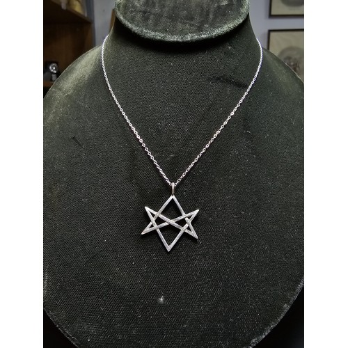 255 - 925 silver pendant in the form of a hexagram set on a 18