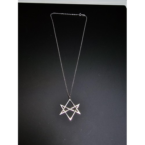 255 - 925 silver pendant in the form of a hexagram set on a 18