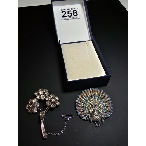 258 - 2x vintage pretty brooches, one in the form of a peacock with multicolour paste stones, the other is... 