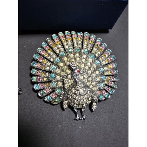 258 - 2x vintage pretty brooches, one in the form of a peacock with multicolour paste stones, the other is... 