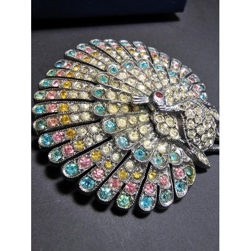 258 - 2x vintage pretty brooches, one in the form of a peacock with multicolour paste stones, the other is... 