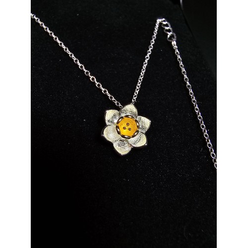 266 - Pretty 925 silver flower formed pendant on a 16