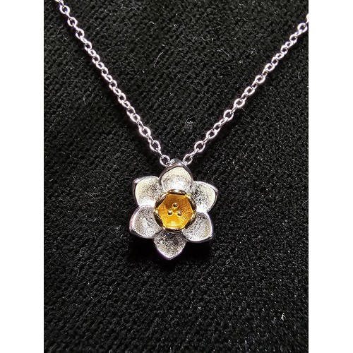 266 - Pretty 925 silver flower formed pendant on a 16