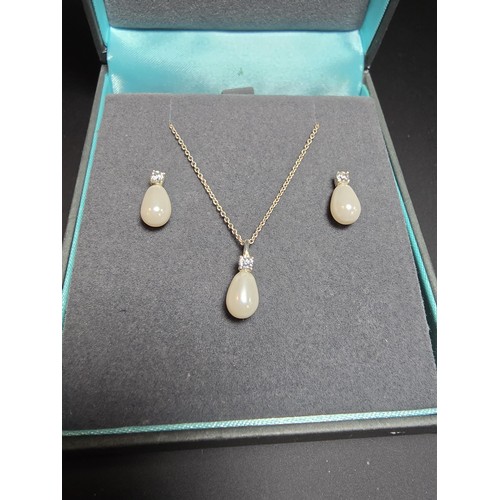 268 - As new 925 silver matching jewellery set to inc. pendant inset with cz stone and faux pearl along wi... 