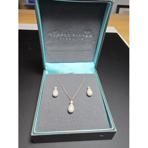 268 - As new 925 silver matching jewellery set to inc. pendant inset with cz stone and faux pearl along wi... 