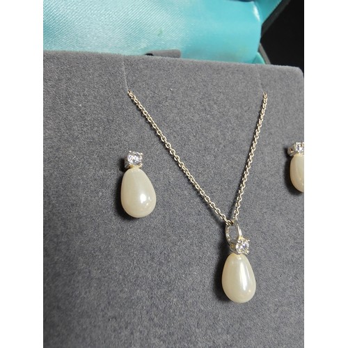 268 - As new 925 silver matching jewellery set to inc. pendant inset with cz stone and faux pearl along wi... 