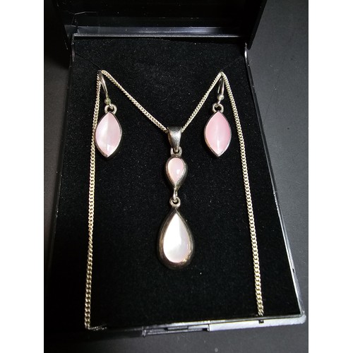 271 - 925 silver matching jewellery set to inc. a drop pendant inset with pink mother of pearl, on a 18