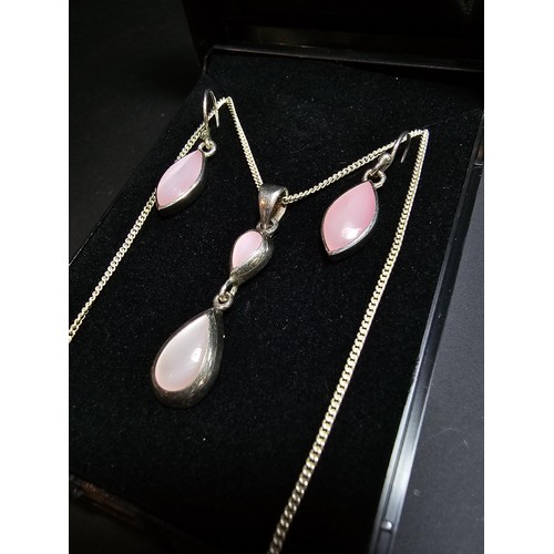 271 - 925 silver matching jewellery set to inc. a drop pendant inset with pink mother of pearl, on a 18