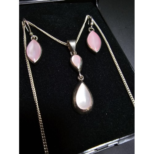 271 - 925 silver matching jewellery set to inc. a drop pendant inset with pink mother of pearl, on a 18