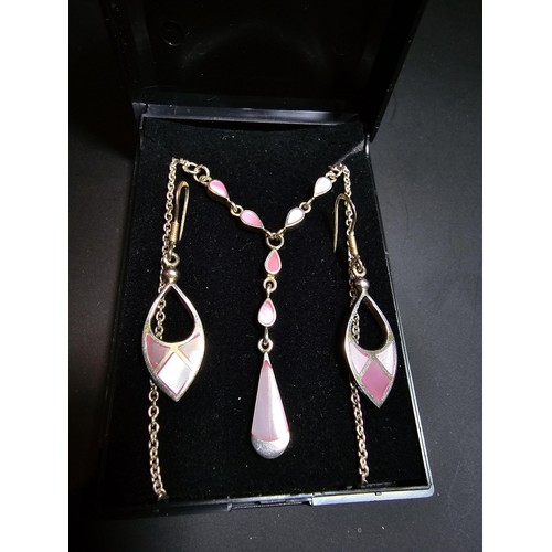 272 - 925 silver matching jewellery set to inc. a drop pendant inset with pink mother of pearl, on a 18