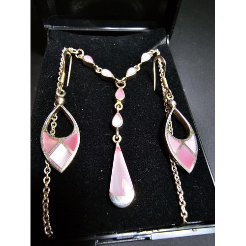 272 - 925 silver matching jewellery set to inc. a drop pendant inset with pink mother of pearl, on a 18