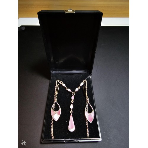 272 - 925 silver matching jewellery set to inc. a drop pendant inset with pink mother of pearl, on a 18