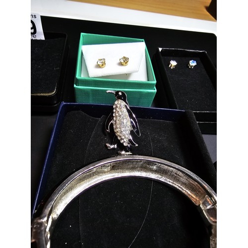 279 - 7x boxed costume jewellery items to inc. an ornate black & silver tone bangle with matching penguin ... 