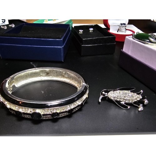 279 - 7x boxed costume jewellery items to inc. an ornate black & silver tone bangle with matching penguin ... 