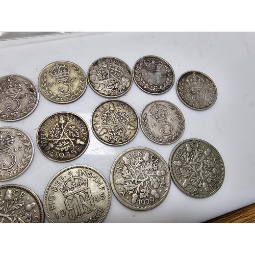 299 - Qty of 17x British Pre 1947 silver coins to inc. sixpences and threepences. Total weight of 30.2g