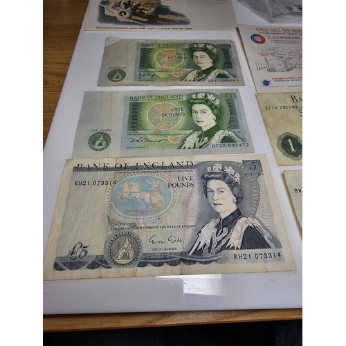 304 - Collection of vintage British bank nots to include 4x £1 bank notes, £5 note and 2x First Day covers... 