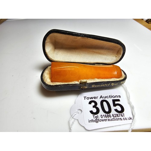 305 - A good quality Solid butter scotch amber cigar cheroot holder fitted in its original case in excelle... 