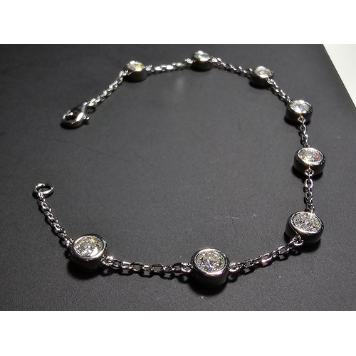 315 - Stunning brand new 925 Silver bracelet inset with 8x Moissanite Diamond Gem Stones, each stone is 0.... 