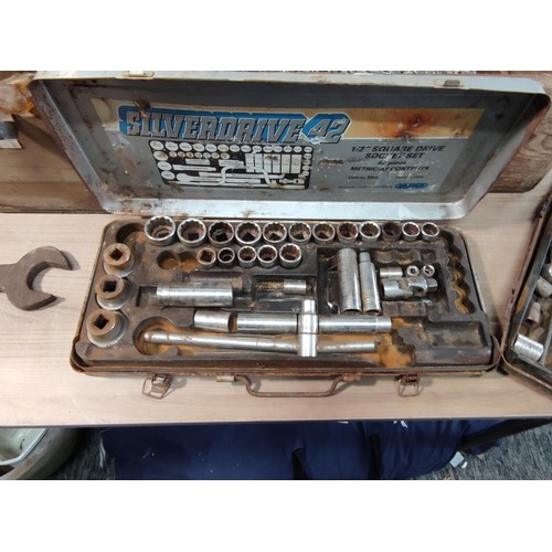 495 - A good quality vintage wooden tool carry case containing 2 part socket sets, a large quantity of scr... 